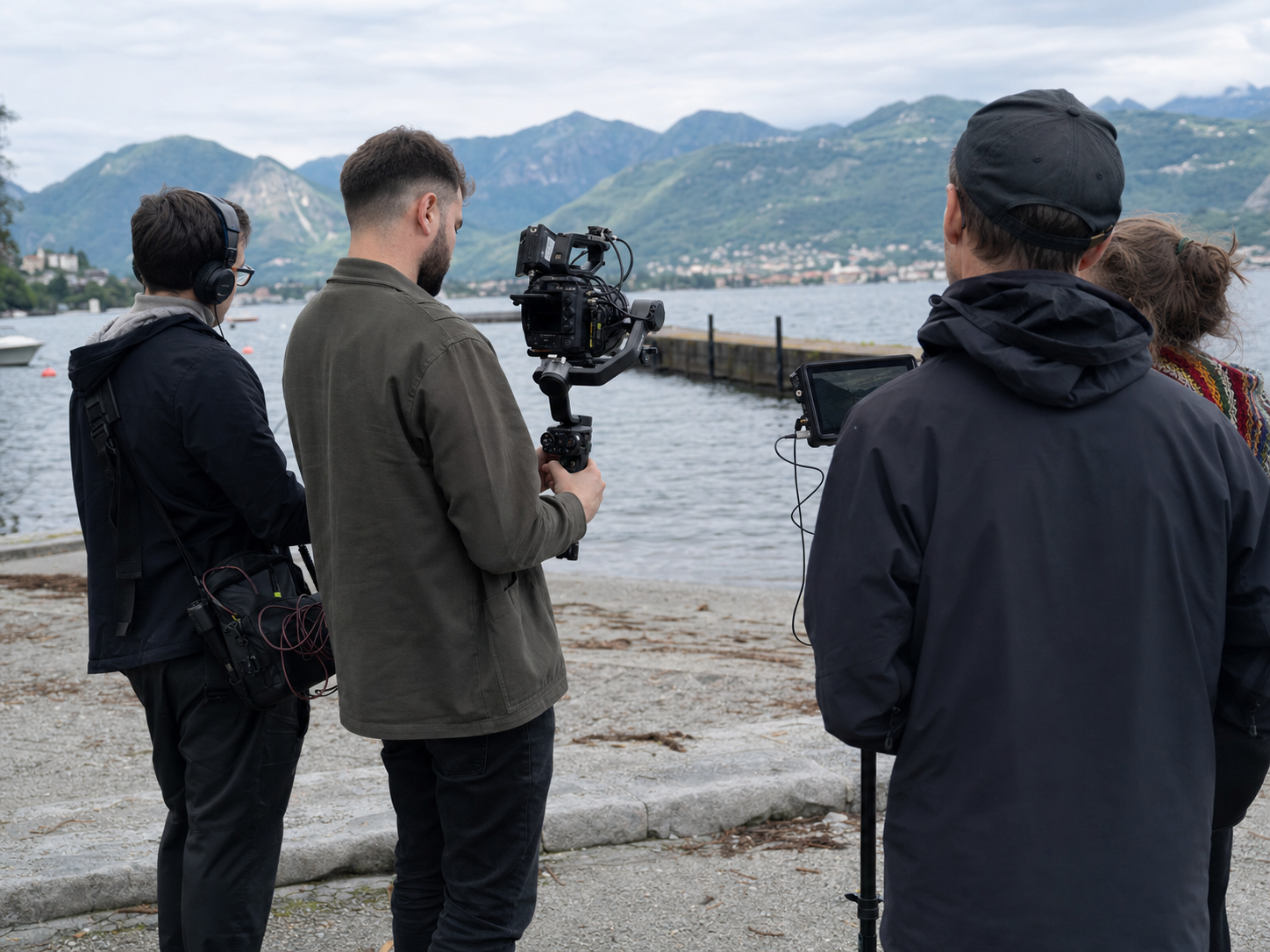 Troupe video che gira in esterna sul Lago Maggiore con camera su stabilizzatore e monitor di regia